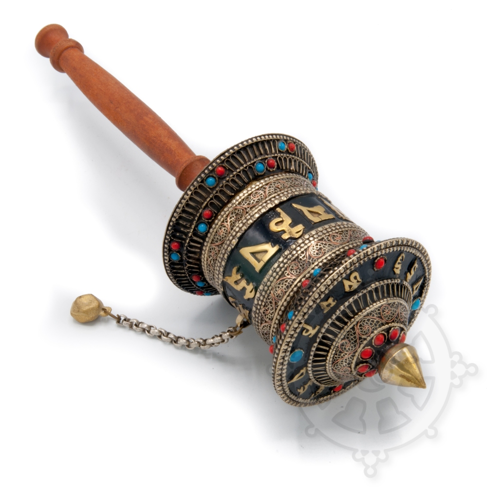 la rueda de oración portátil, a veces también llamada rueda de oración "de mano", que puedes llevar contigo y usar en cualquier lugar, en cualquier momento. 